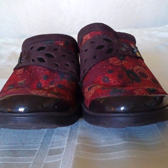BZees, Womens, Red Floral Brocade Clogs Sz. 9.5 M. - Picture 3 of 7